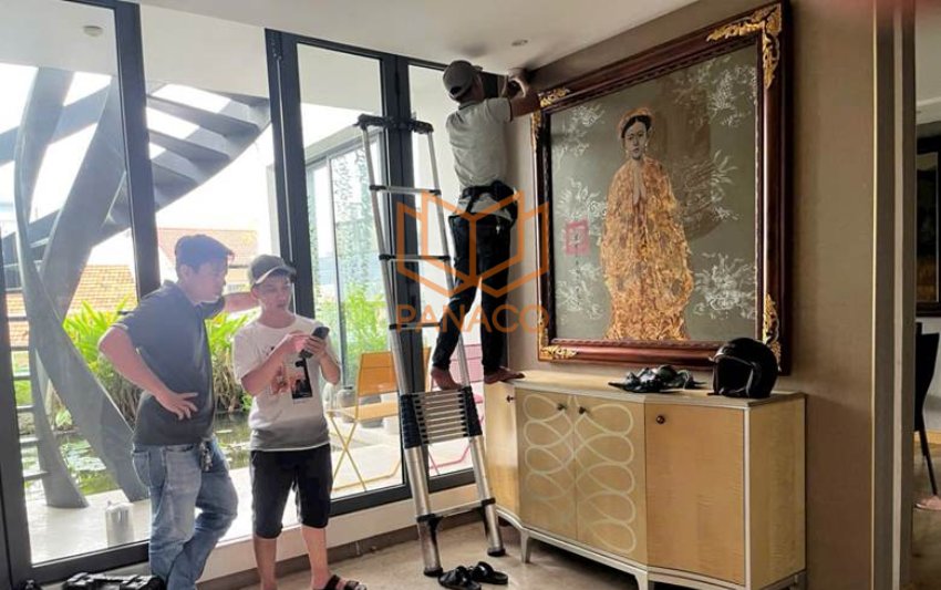 Kỹ thuật viên căn chỉnh góc camera qua phần mềm di động