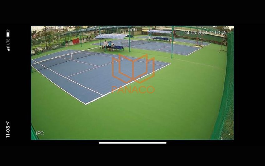 Màn hình điện thoại hiển thị giao diện sân tennis