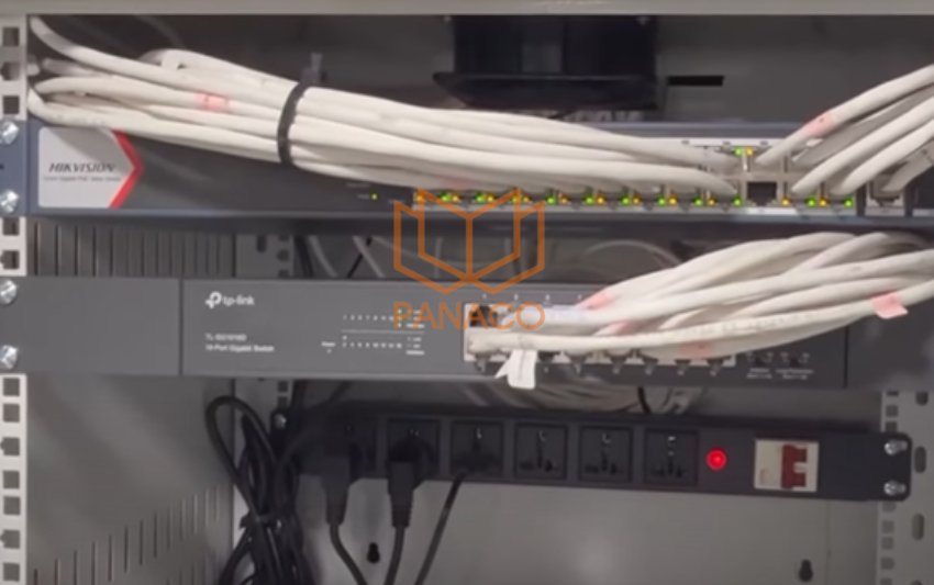 Đầu ghi NVR được đặt tại phòng máy chủ hoặc tủ mạng