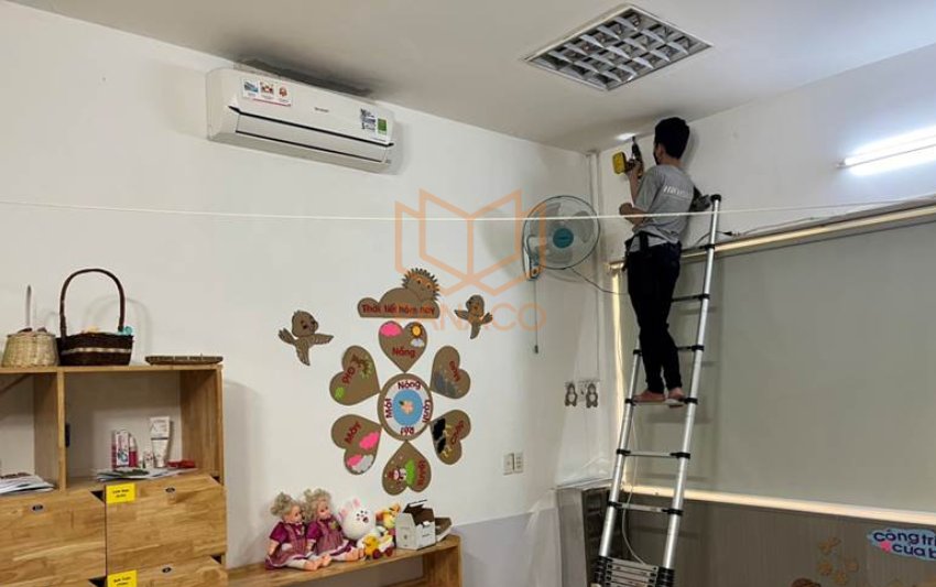 Thợ Panaco đang bắt vít camera dome trên trần lớp học