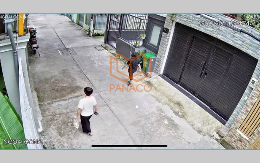 Bên ngoài cổng trường mẫu giáo Khu Vườn Cổ Tích