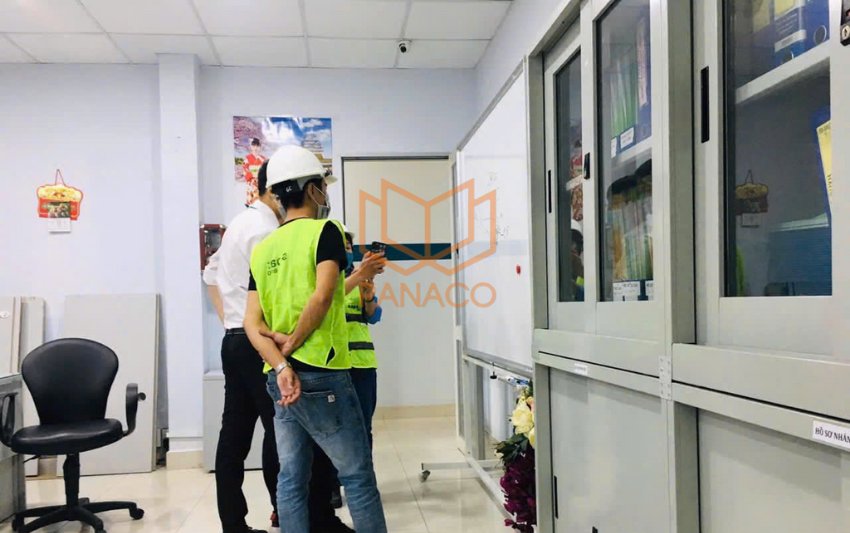Kỹ sư Panaco đang thảo luận trên bản vẽ tại văn phòng CAP SEAL