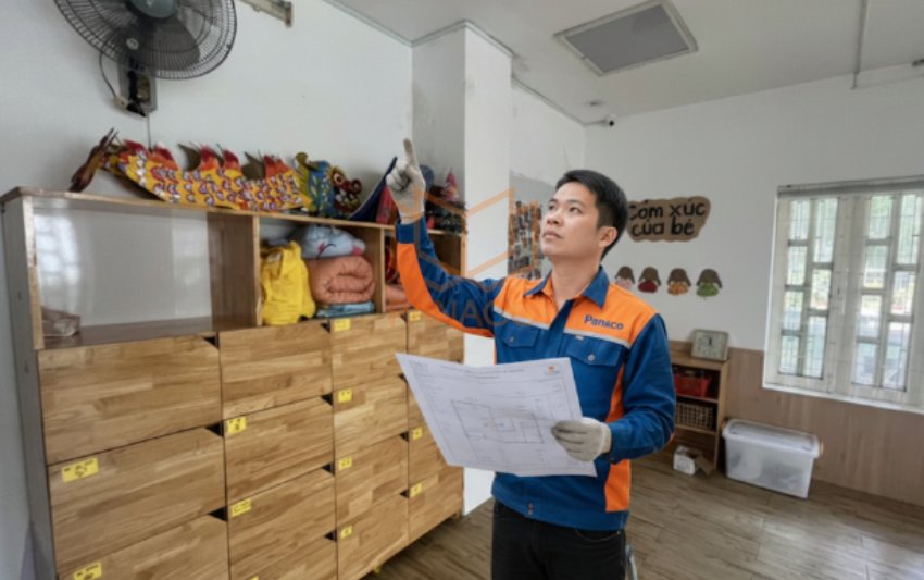 Kỹ sư Panaco đang nghiên cứu bản vẽ sơ đồ lớp học