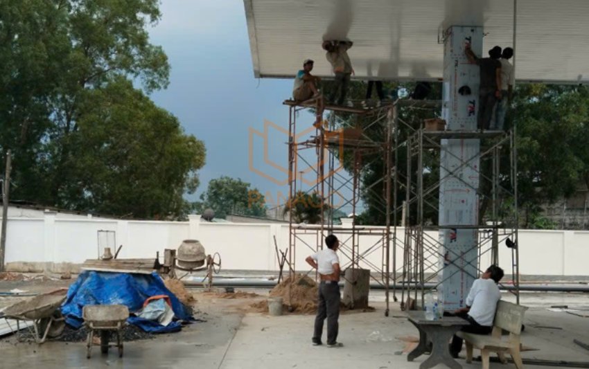 Kỹ thuật viên Panaco thi công tại cây xăng, có sự giám sát của đại diện PVOIL