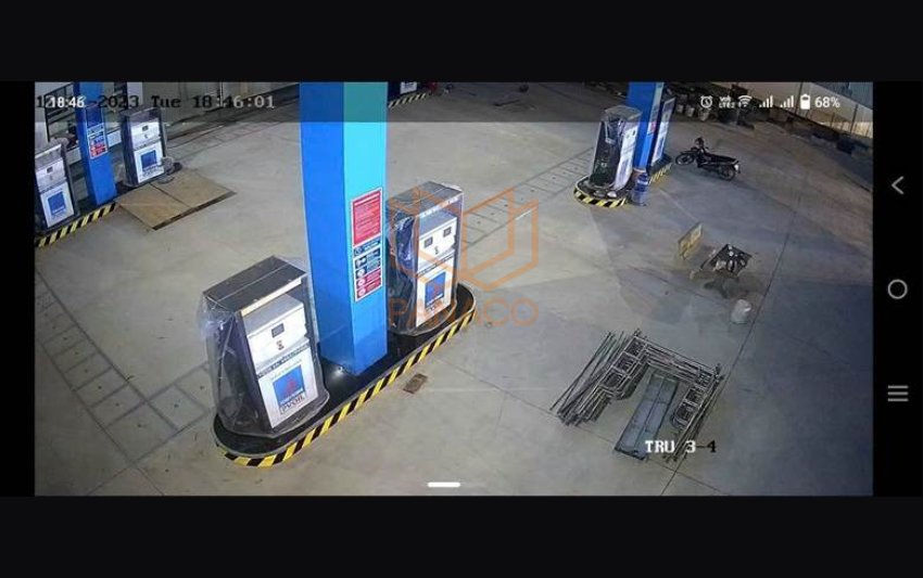 Kỹ thuật viên cấu hình hệ thống trên điện thoại