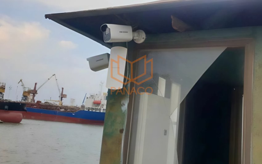 Kỹ thuật viên lắp đặt camera trên tàu