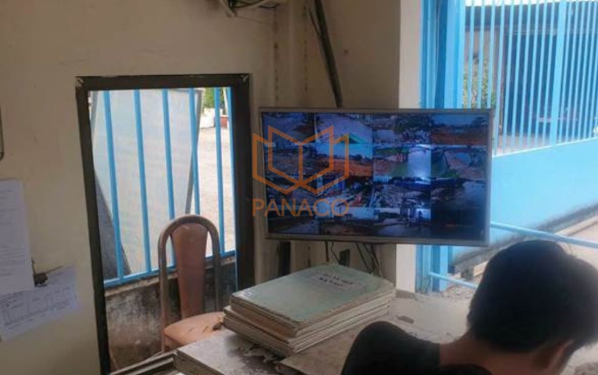 Kỹ thuật viên tiến hành cấu hình tại văn phòng quản lý