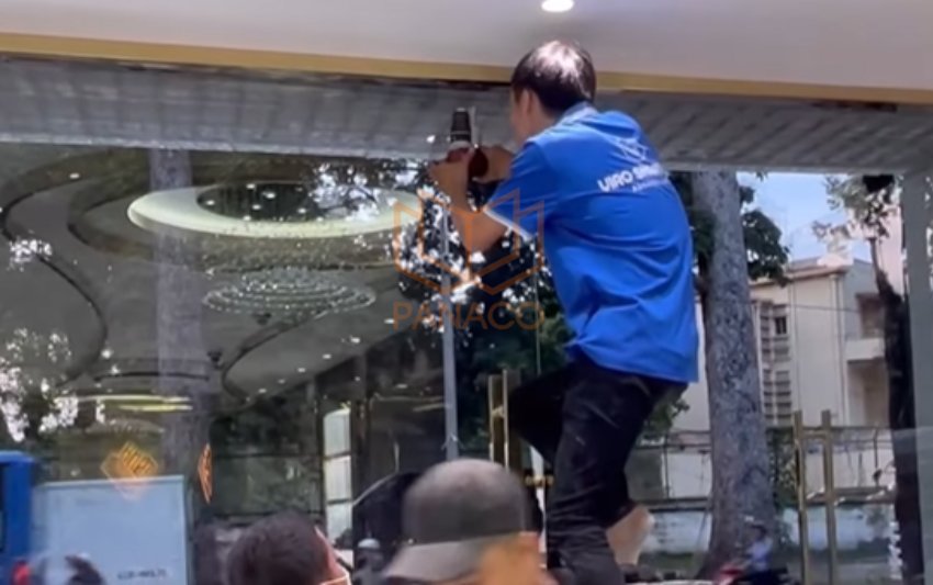 Lắp bộ kiểm soát ra vào