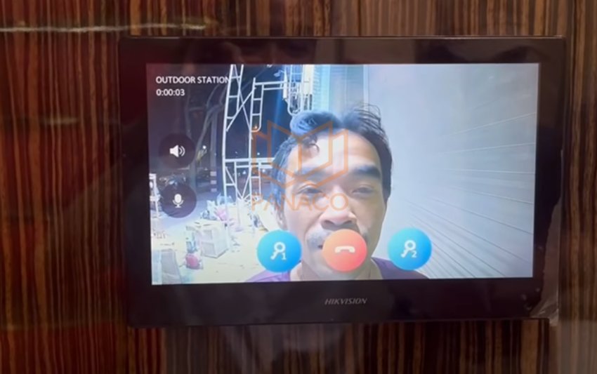 Kết nối với màn hình hiển thị tại quầy lễ tân