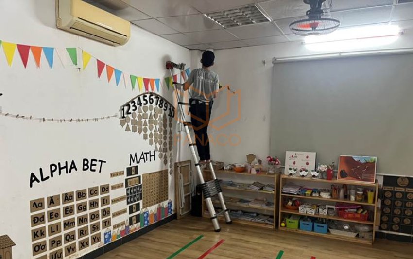 Kỹ thuật viên thi công đi dây gọn gàng sát tường, tránh tầm với của trẻ
