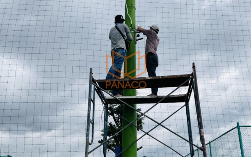 Nhân viên Panaco đang lắp camera giám sát