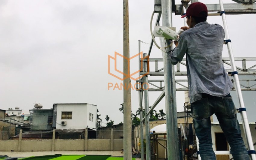 Nhân viên Panaco đang lắp camera giám sát trên cột điện