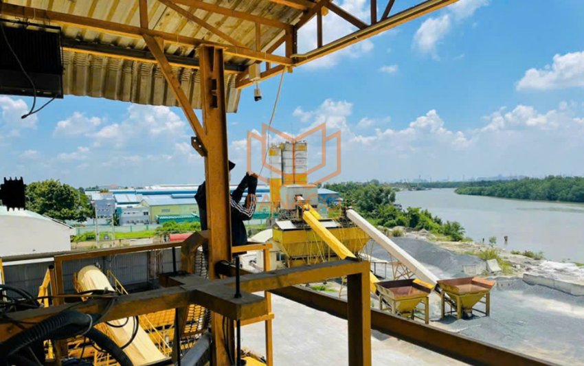 Nhân viên đang lắp camera