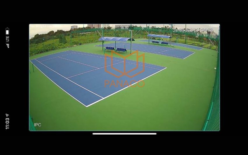 Màn hình điện thoại hiển thị trực tiếp cảnh sân tennis