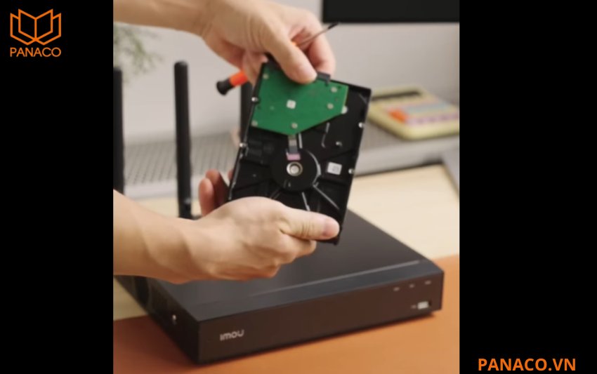 Đầu ghi trang bị một cổng SATA hỗ trợ ổ cứng tối đa 16TB