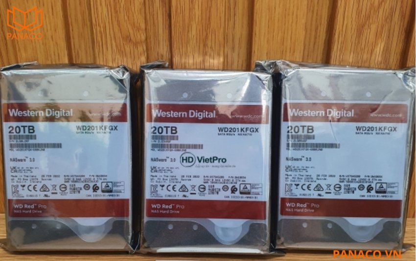 KX-EAi4K8864N4 hỗ trợ tới 8 ổ cứng SATA, mỗi ổ có thể lên tới 20TB