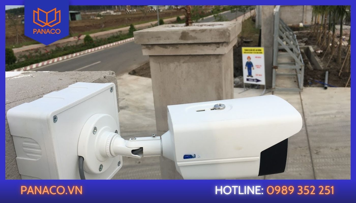 Việc lắp camera ở cổng nhằm đảm bảo an ninh, theo dõi người ra vào nhà