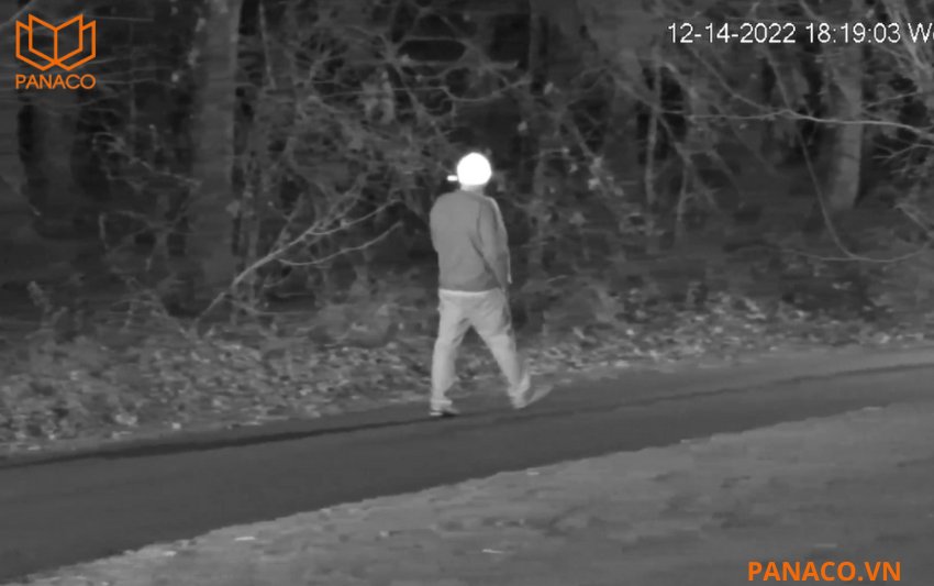 Camera DH-SD4A225DB-HNY được trang bị hệ thống hồng ngoại mạnh mẽ với tầm xa lên đến 100m