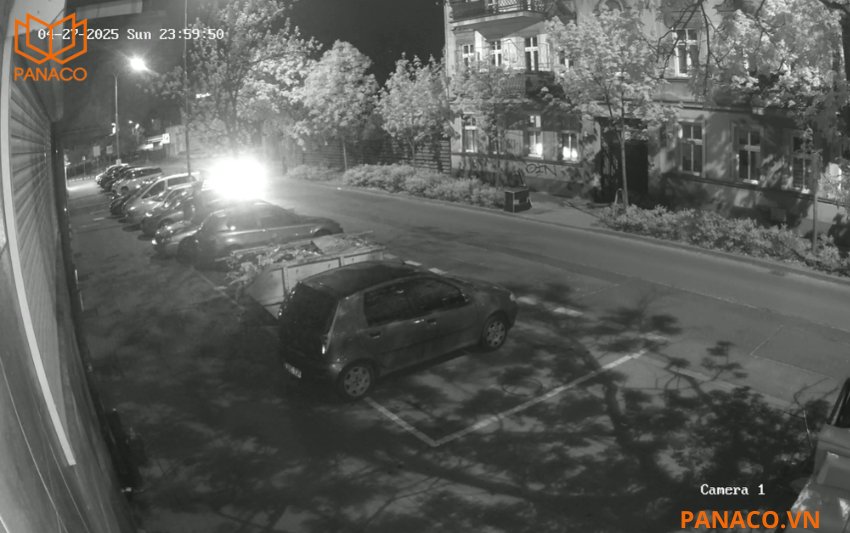 DH-IPC-HDBW3849R-ZAS-IL được trang bị 4 đèn hồng ngoại và 4 đèn ánh sáng ấm, cho tầm quan sát lên đến 50 mét cho cả hai chế độ