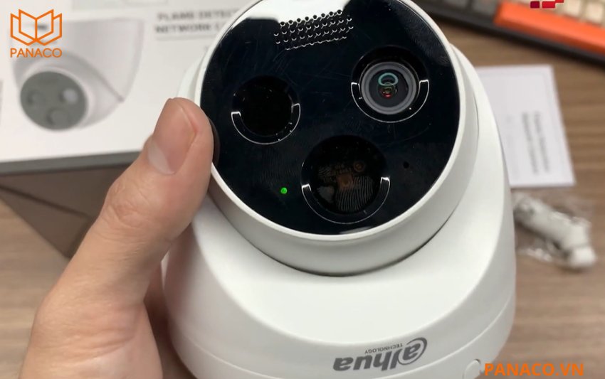 Camera Dahua DHI-HY-FT121LDP được tích hợp đèn strobe light và còi báo động 