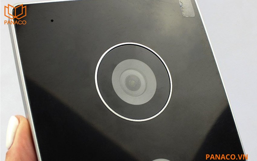 Dahua DHI-VTO2211G-WP-S2 được tích hợp sẵn micro và loa, cho phép đàm thoại hai chiều giữa chủ nhà và khách đứng trước cửa