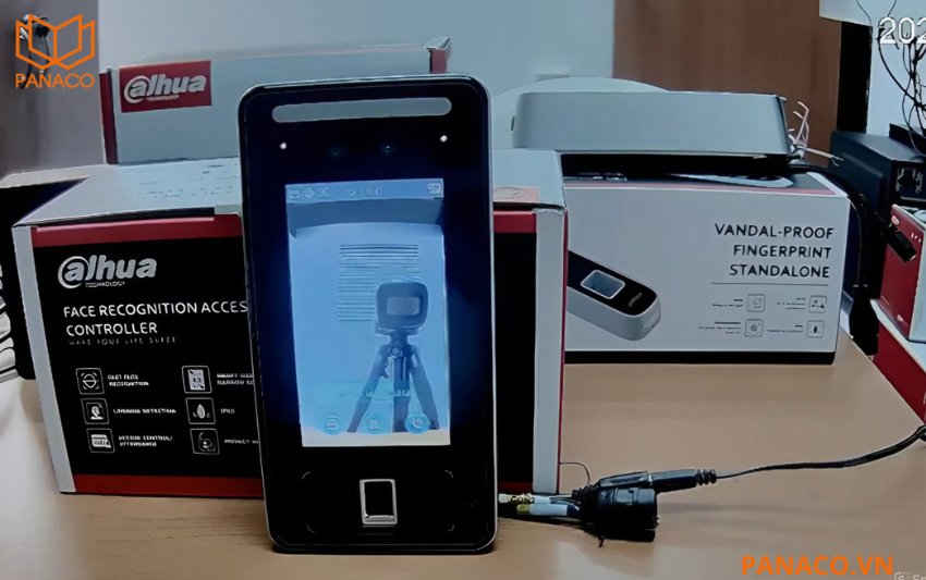 Dahua DHI-ASI6214J-MFW-V1 được trang bị màn hình cảm ứng điện dung 4.3 inch, độ phân giải 272 × 480