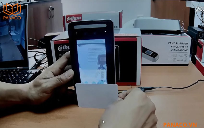 Dahua DHI-ASI6214J-MFW-V1 hỗ trợ mở cửa bằng thẻ từ