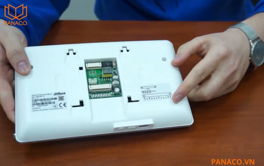 Dahua DHI-VTH5221DW-S2 có khả năng kết nối với các cảm biến báo động, giúp phát hiện và cảnh báo sớm các sự cố