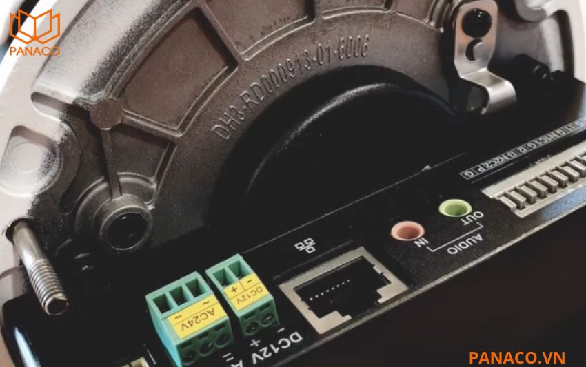 Camera chống trộm Dahua DH-IPC-HFW5842H-ZHE sở hữu ba đầu vào báo động và hai đầu ra báo động, kết hợp cùng một đầu vào và một đầu ra âm thanh