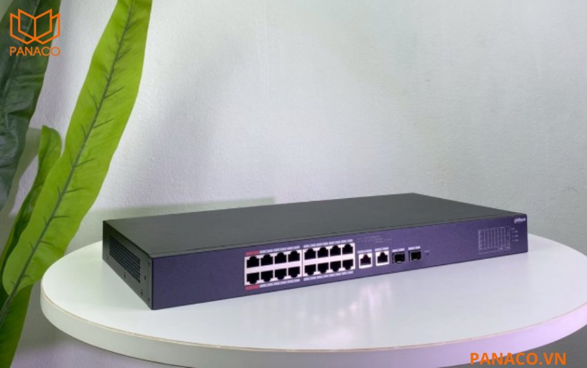 Switch DH-CS4218-16ET-190 được trang bị hai cổng RJ45 Gigabit và hai cổng SFP Gigabit dạng combo