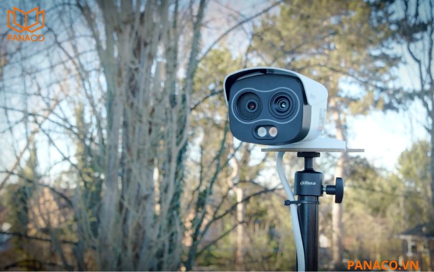 Camera giám sát ngoài trời DHI-TPC-BF2241-T đạt chuẩn bảo vệ IP67, cho phép hoạt động bền bỉ trong điều kiện mưa lớn, bụi mịn