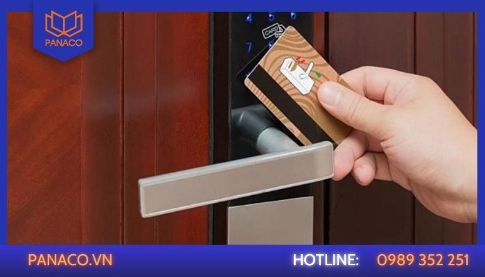 Lỗi thẻ từ khóa cửa điện tử do bị nhiễu điện, vật cản