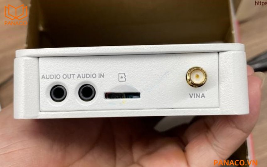 Camera DH-IPC-HUM8241-E1-L4 được tích hợp khe cắm thẻ nhớ hỗ trợ dung lượng lên đến 256GB