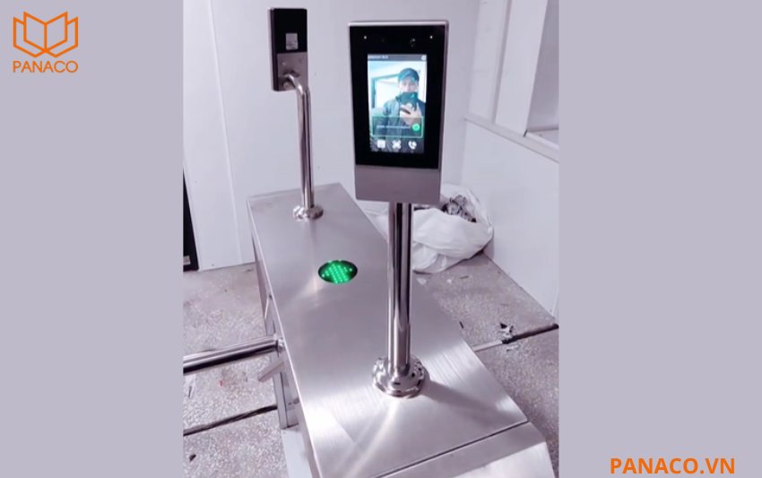 Máy DHI-ASI6213S có khả năng nhận diện khuôn mặt trong khoảng cách từ 0,3 đến 1,5 mét với độ chính xác lên đến 99,9%