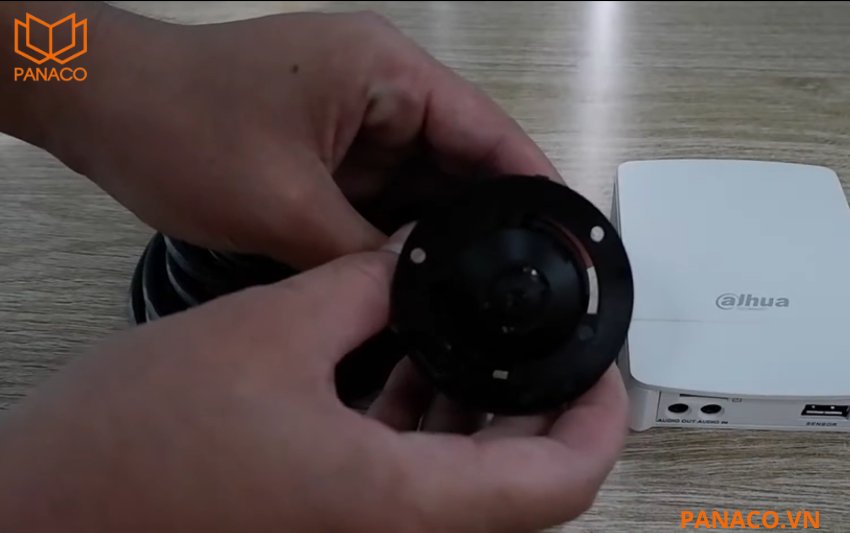 Dahua DH-IPC-HUM8241-E1-L1 tích hợp ống kính pinhole siêu nhỏ với tiêu cự 2.8mm, cho góc quan sát rộng lên đến 105°
