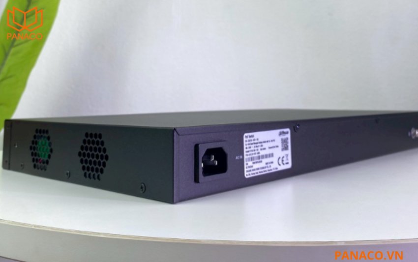 Switch sử dụng nguồn tích hợp 100–240VDC với dòng tối đa 4A