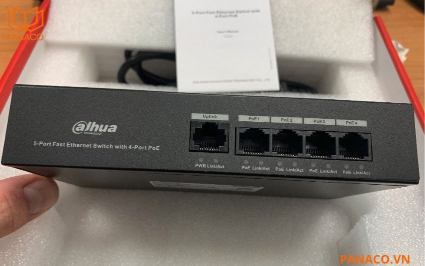 Switch trang bị 1 cổng uplink và bốn cổng BASE-T