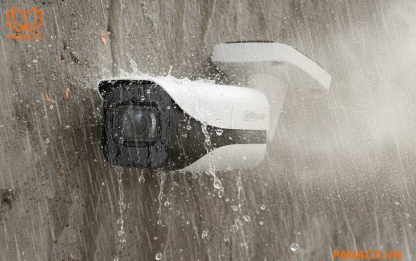 Sự kết hợp giữa nhựa và kim loại mang lại cho camera cảm giác chắc chắn nhưng vẫn tối ưu về trọng lượng