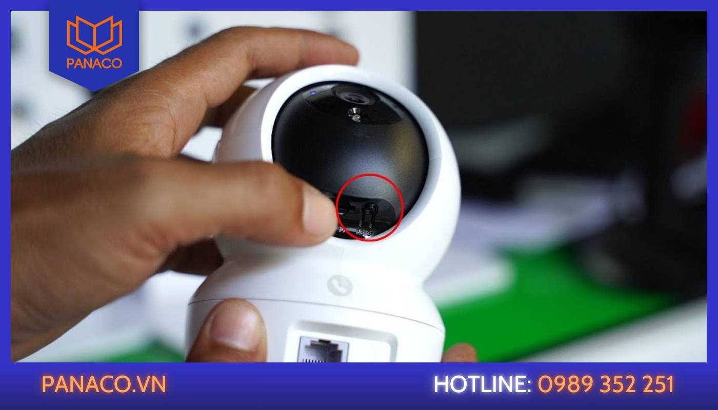 Resert camera Ezviz - B1: Nhấn giữ nút reset trên thân camera