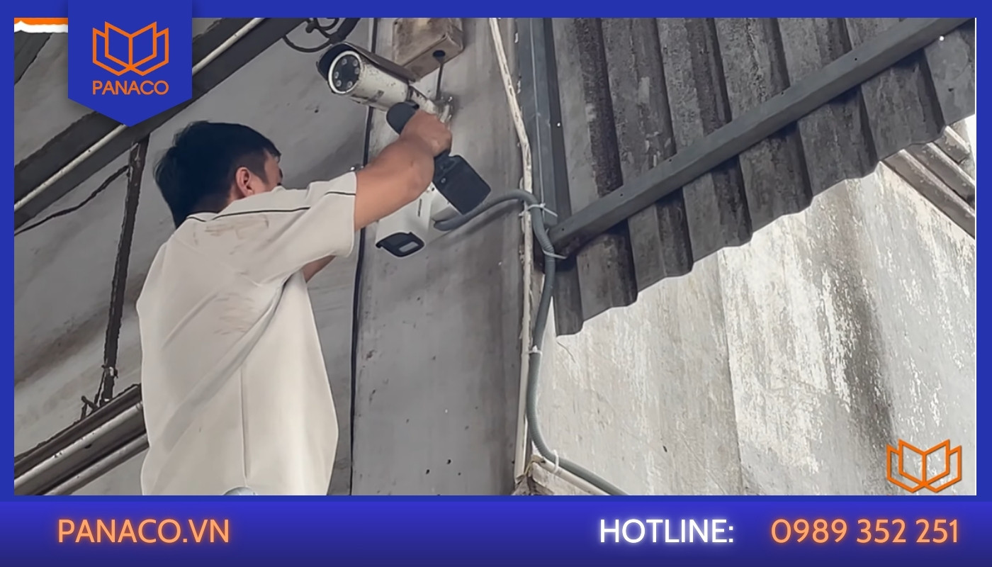 Nhân viên lắp đặt camera giám sát