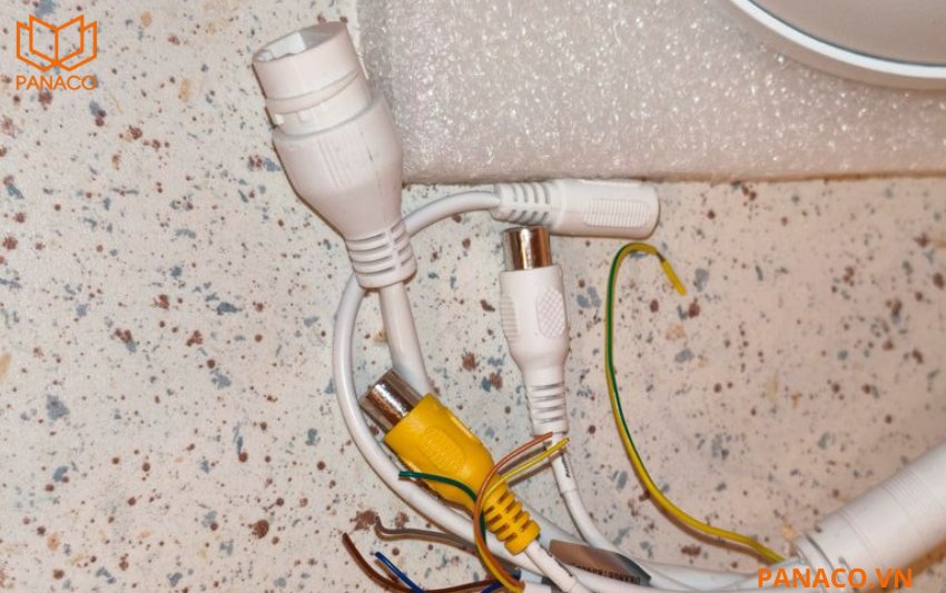 Nguồn cấp linh hoạt 12VDC hoặc PoE dễ dàng triển khai