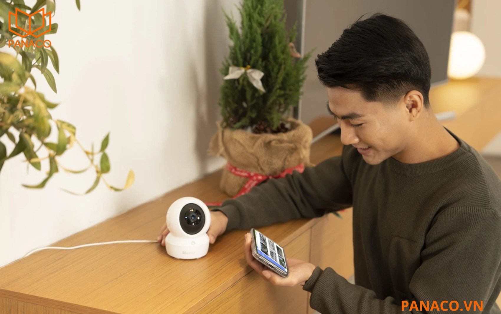 Camera Ezviz H6C Pro 3K được tích hợp micro và loa, hỗ trợ đàm thoại hai chiều