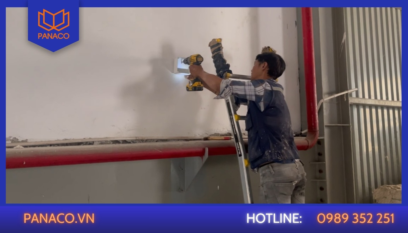 Lắp đặt đế âm và cố định camera chắc chắn lên vách tường nhà máy