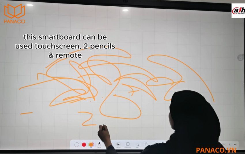 Màn hình hỗ trợ cảm ứng đa điểm giúp thao tác một cách mượt mà