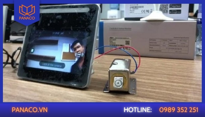 Màn hình cảm ứng bị bám bụi hoặc ẩm