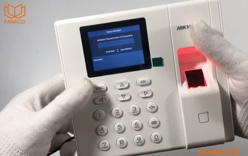 Máy chấm công Hikvision SH-K1A9853MF sở hữu màn hình LCD 2.4 Inch
