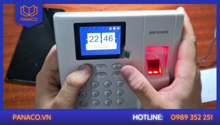 Máy không nhận vân tay hoặc thẻ sau khi treo