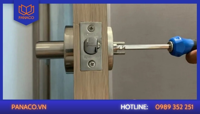 Cửa khó đóng_mở, có dấu hiệu kẹt cơ