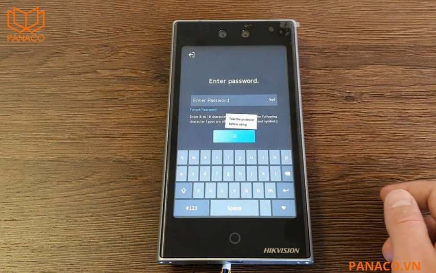 DS-K1T673DBWFX-QR sở hữu màn hình cảm ứng 7 inch