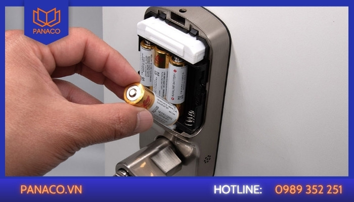 Khóa hết pin nhưng dùng nguồn phụ không mở được